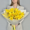 Букет с нарциссами и мимозой