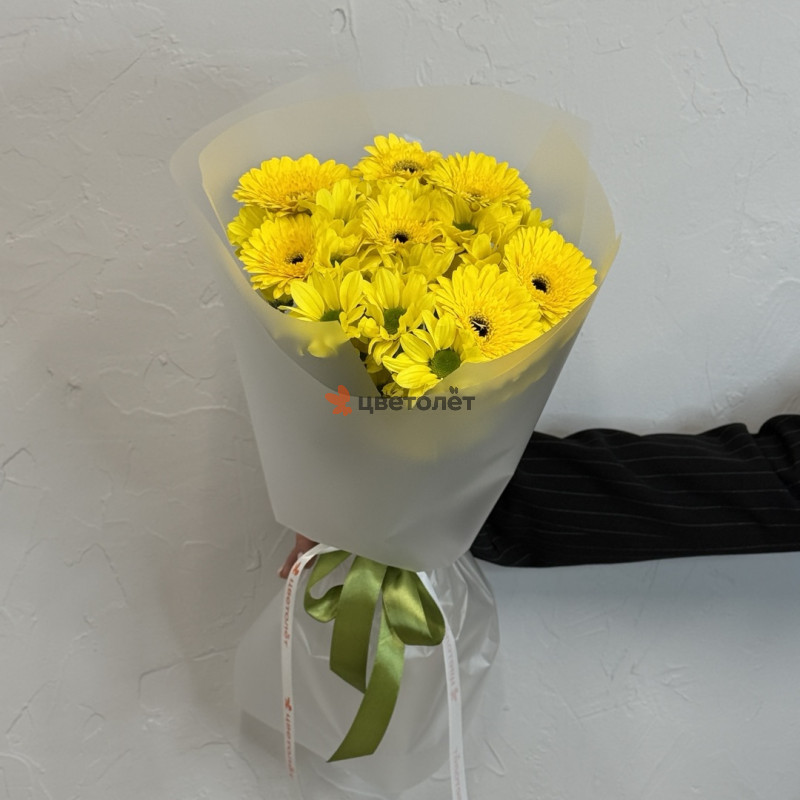 Букет с хризантемой и герберой