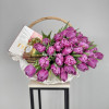 Корзина с фиолетовыми тюльпанами