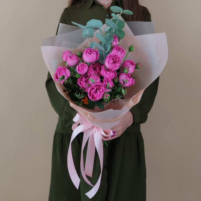 Букет с пионовидной розой и эвкалиптом